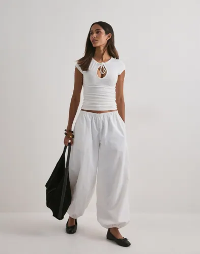Nelly Soft Keyhole Tie Tee toppar dam – bild 2