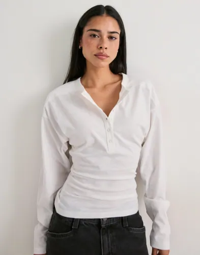 Nelly Shoulder Focus Button Top blusar dam – bild 3
