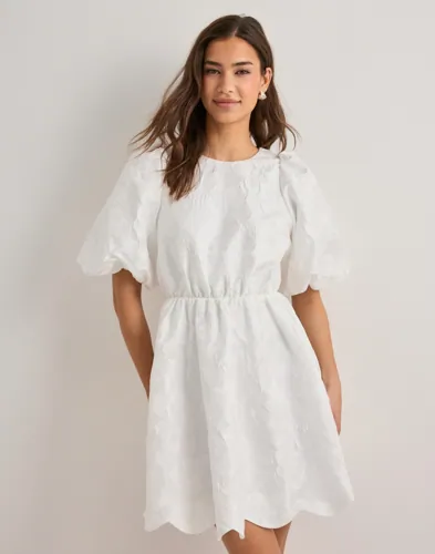 Malina - Hvid - Elina scallop detail mini dress