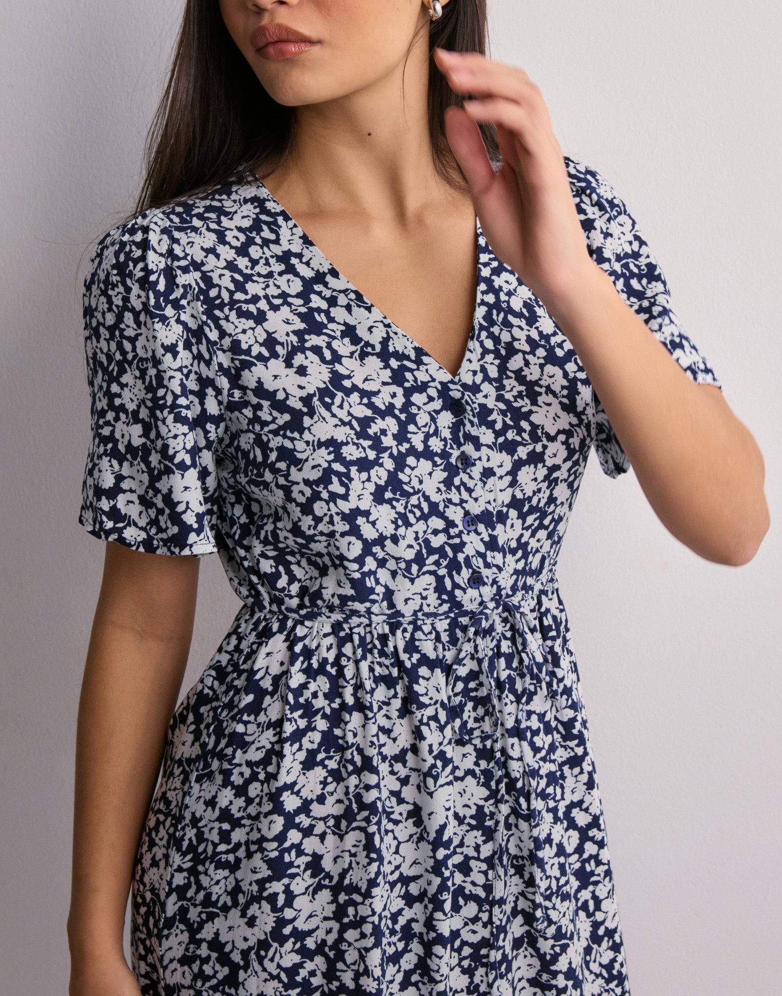 ONLY Onlhalia Abito Midi Donna - Viscosa Livaeco, Scollo A V, Con Bottoni - Foto 10