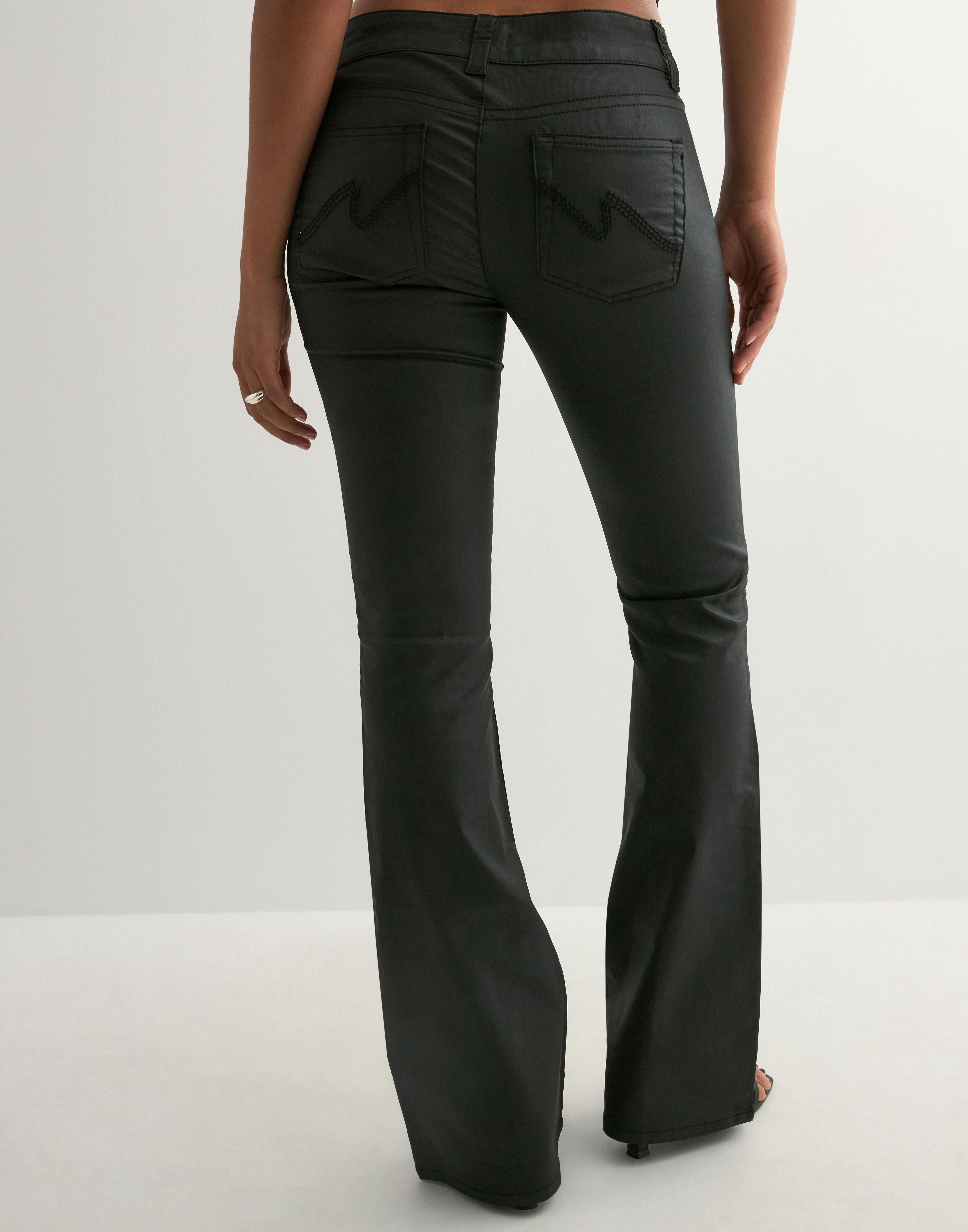 Coated low waist jeans