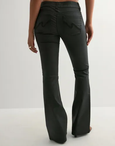Nelly - Sort - Coated Low Waist Stitch Jeans