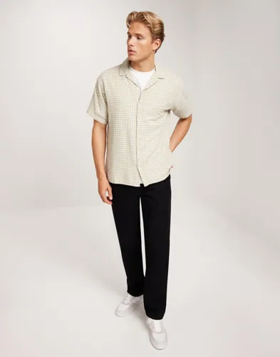 Beige kortärmad rutig skjorta från Jack & Jones med knappar framtill