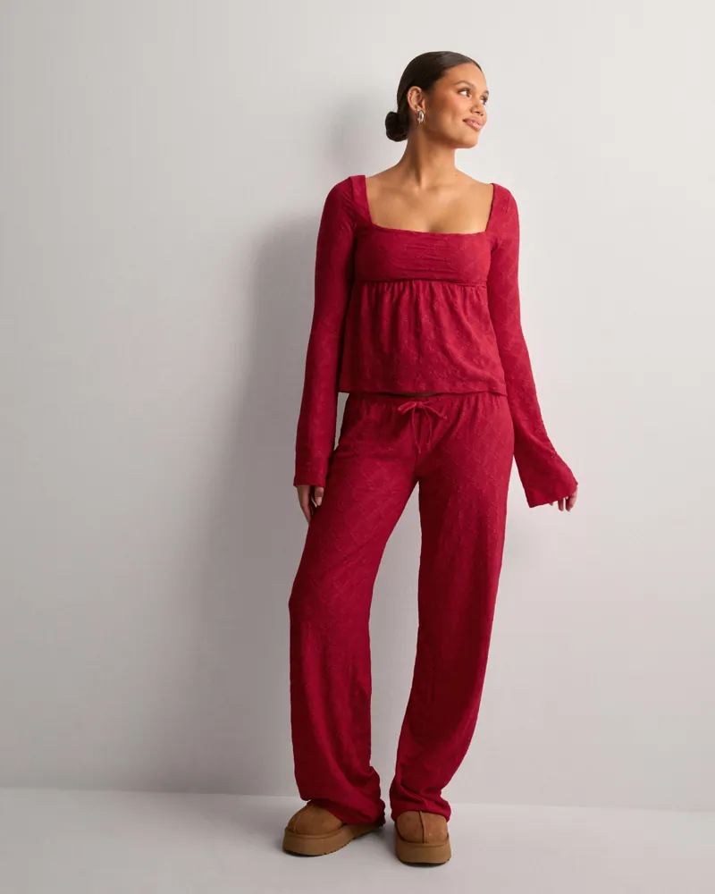 Nelly - Röd - Cute Broderie LS Top