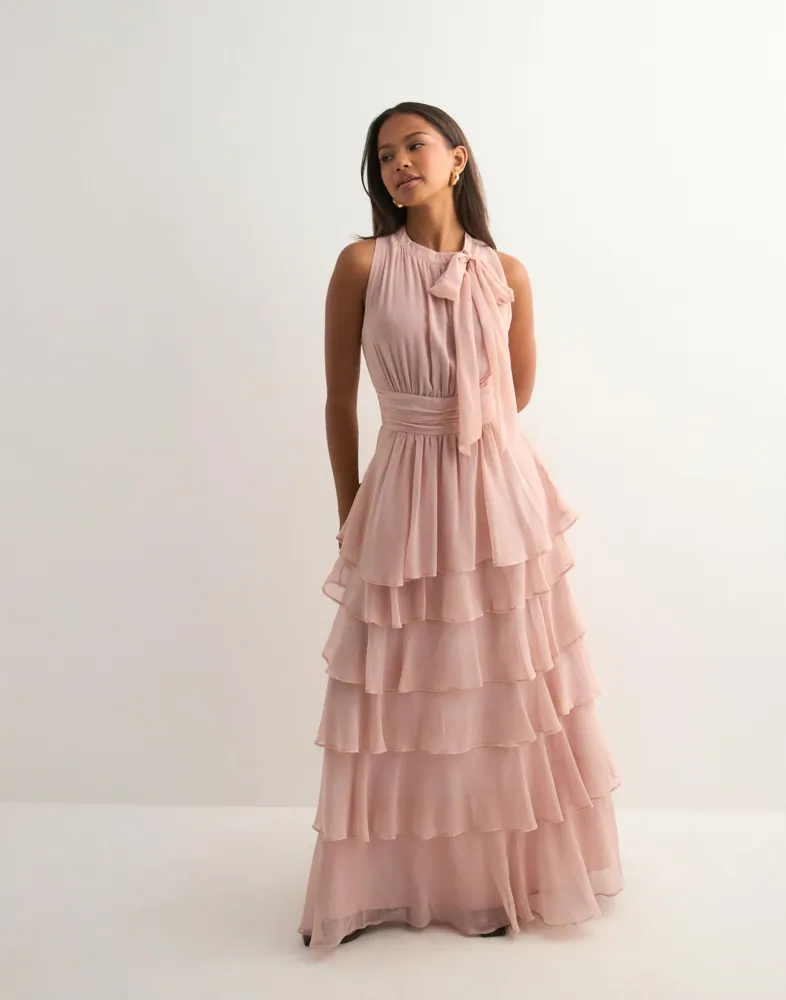 neo noir pink dress Neo-Noir - A slim printed dress for this summer Funda Pink Fairy Dress 499DKK #summerstyles #lurexstyles #printtop #scandinaviandesign #danishfashion #neonoir #neo_noir