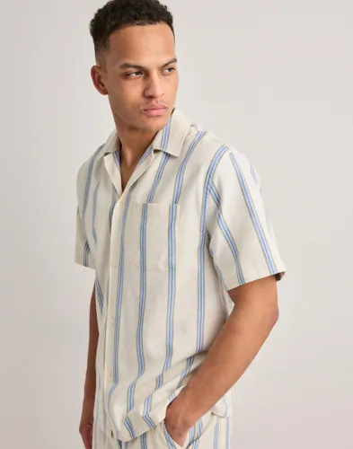 LES DEUX Lawson Stripe Ss Shirt Kortärmade skjortor herr – bild 2