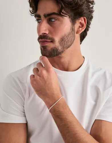 Silverfärgat tennisarmband från Muli Collection med strassdetaljer