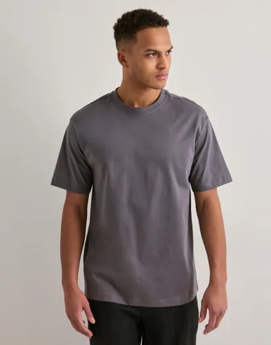 Grå avslappnad t-shirt från Only & Sons med rund hals
