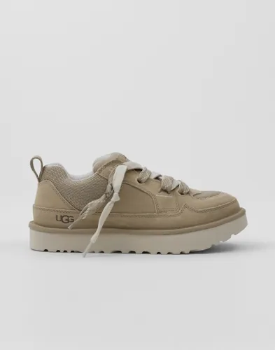 Beige låga sneakers från UGG med snörning och logga på sidan