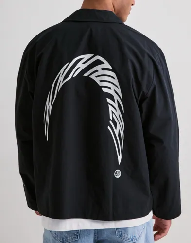 Woodbird Dave svart overshirt med knappar, fickor och tryck
