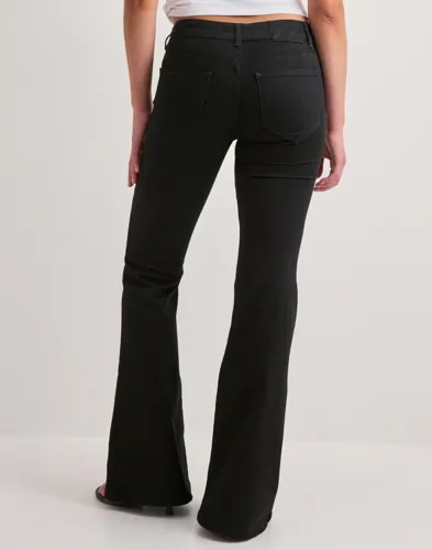 Nelly - Svart - Super Flare Jeans