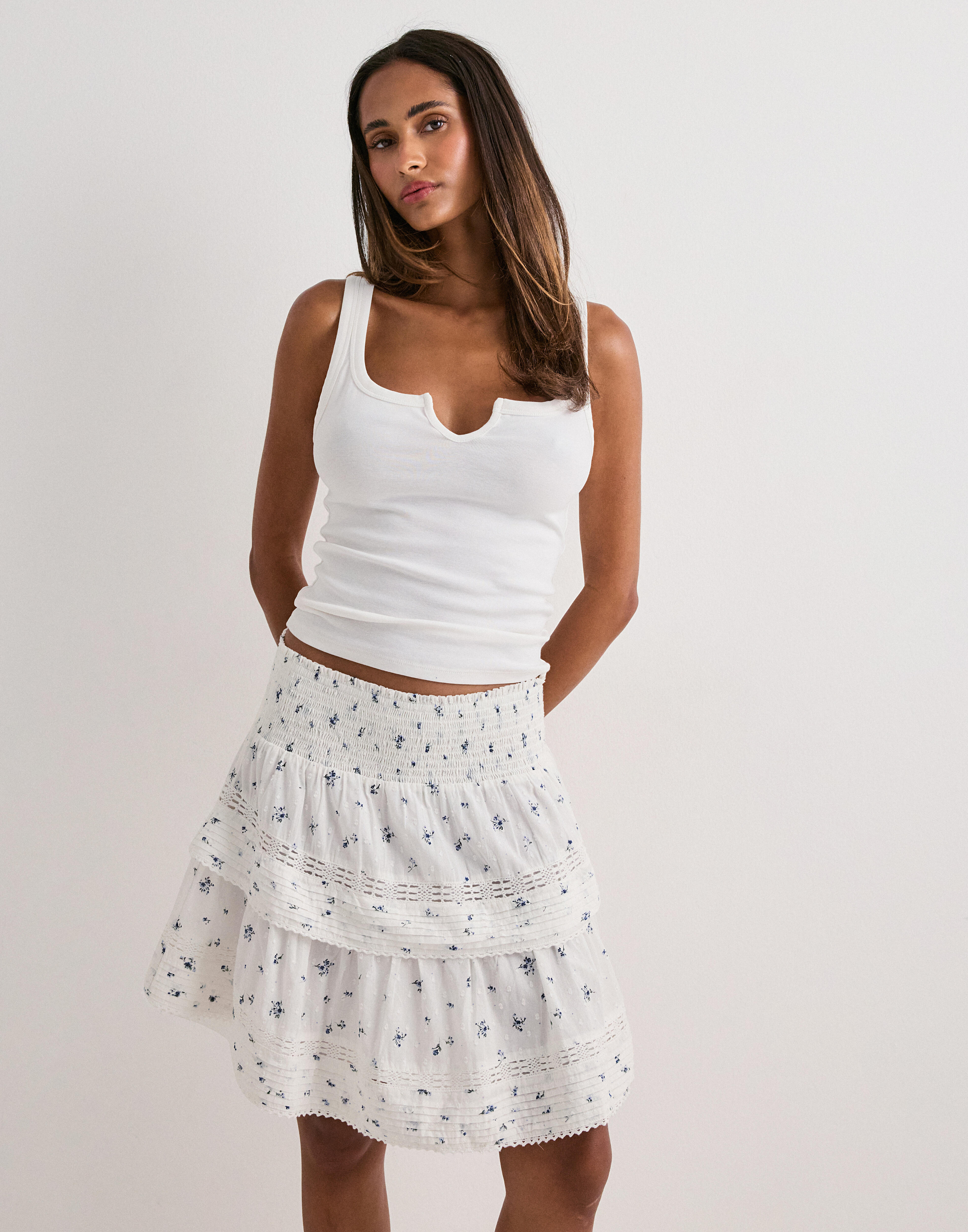 Kjøp Neo Noir Kenia Flower Dobby Skirt - Blue Flower | Nelly.com