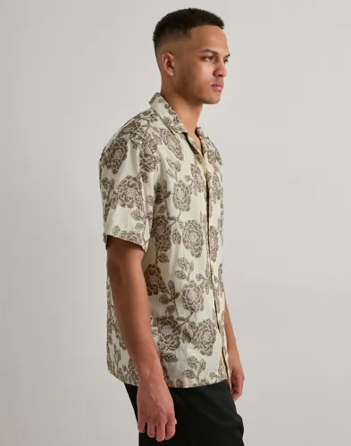 LES DEUX Lesley Flower Jacquard Ss Shir Kortärmade skjortor herr – bild 2