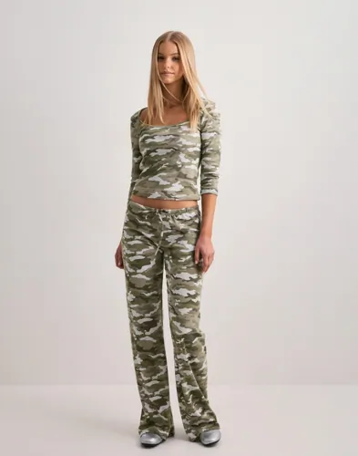 Nelly Relaxed Camo Pants mjukisbyxor dam – bild 2