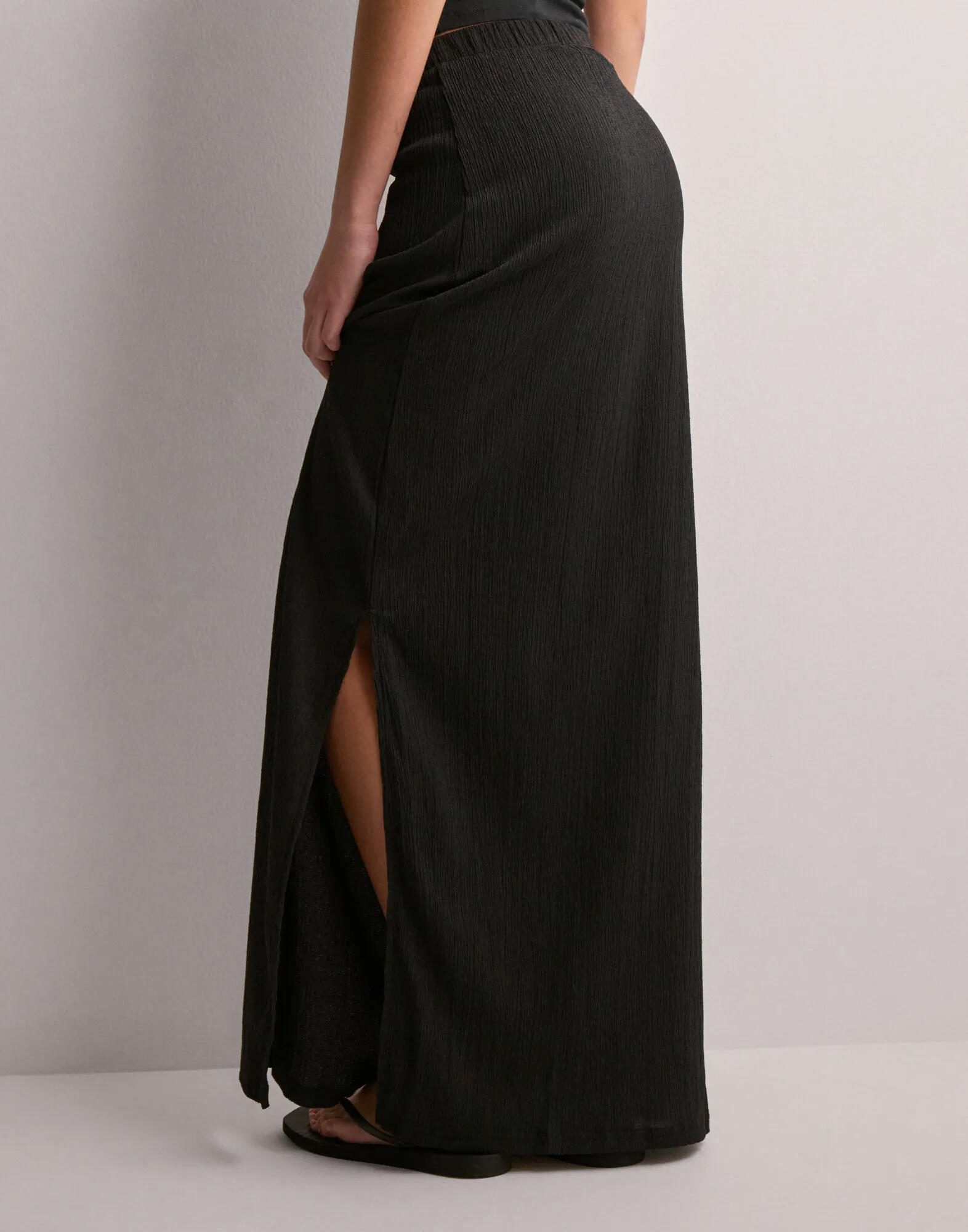 Buy Pieces PCLUNA HW ANKLE PENCIL SKIRT SA BC - Black | Nelly.com