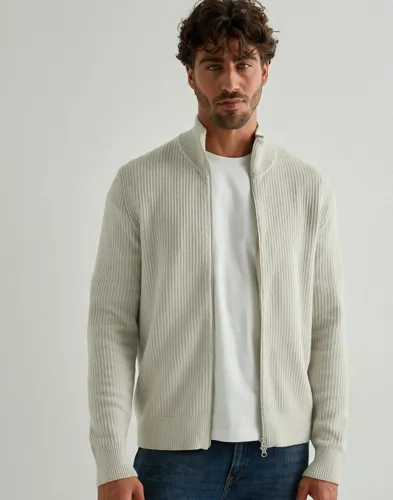 Grå stickad cardigan från Samsøe Samsøe med dragkedja framtill