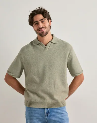Beige stickad kortärmad piké från Jack & Jones