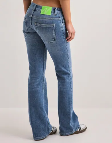Nelly - Blå - Low Waist Round Pocket Jeans
