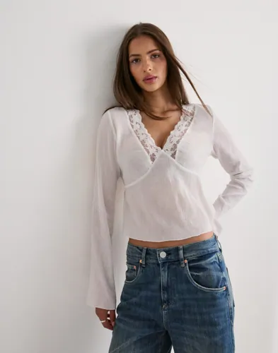 Nelly - Vit - V-neck Lace Detail Blouse — produktbild