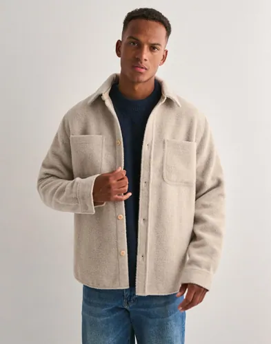 Les Deux beige skjortjacka i bouclé med knäppning och två bröstfickor