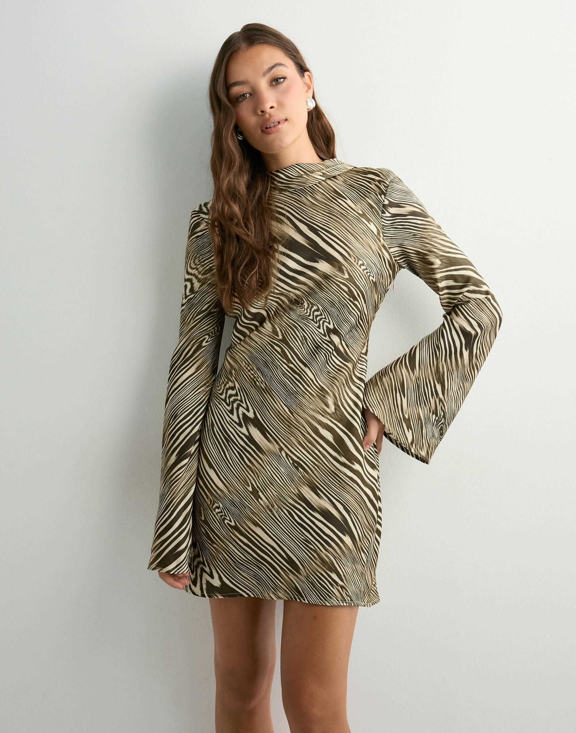 Buy Malina Cezanne Low Back Satin Mini dress - Moire | Nelly.com