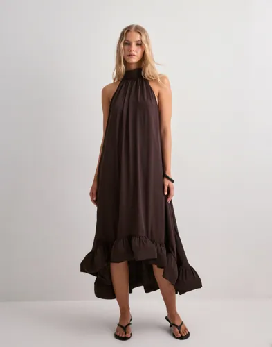 Malina - Ruskea - Sabrina halterneck ruffled maxi dress