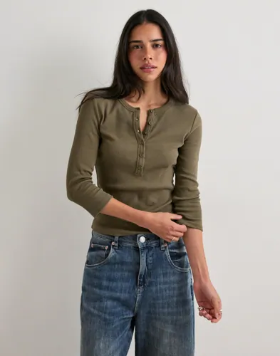 Nelly Perfect Rib Button Top toppar dam – bild 2