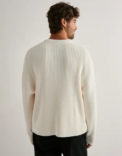 Que Sera Sera Roy Ribbed Knit Sweater Stickade tröjor herr – bild 2