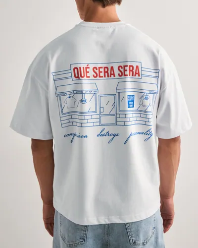 Vit oversized t-shirt från Que Sera Sera med tryckt logga på bröstet och tryck på ryggen