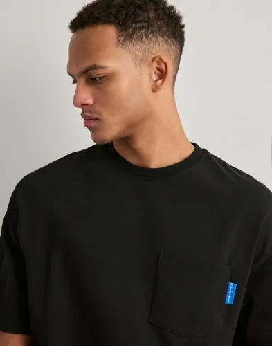 Que Sera Sera Boxy Pocket Tee Oversized t-shirts t-shirts - bas herr – bild 2