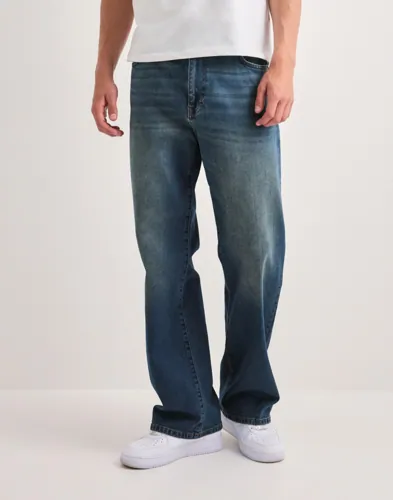 Blå Woodbird Leroy jeans med straight fit och femficksdesign