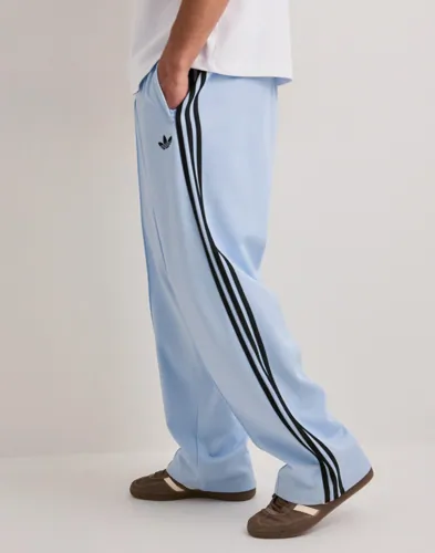 Blå mjukisbyxor från Adidas Originals med vitt byxben och resår i midjan