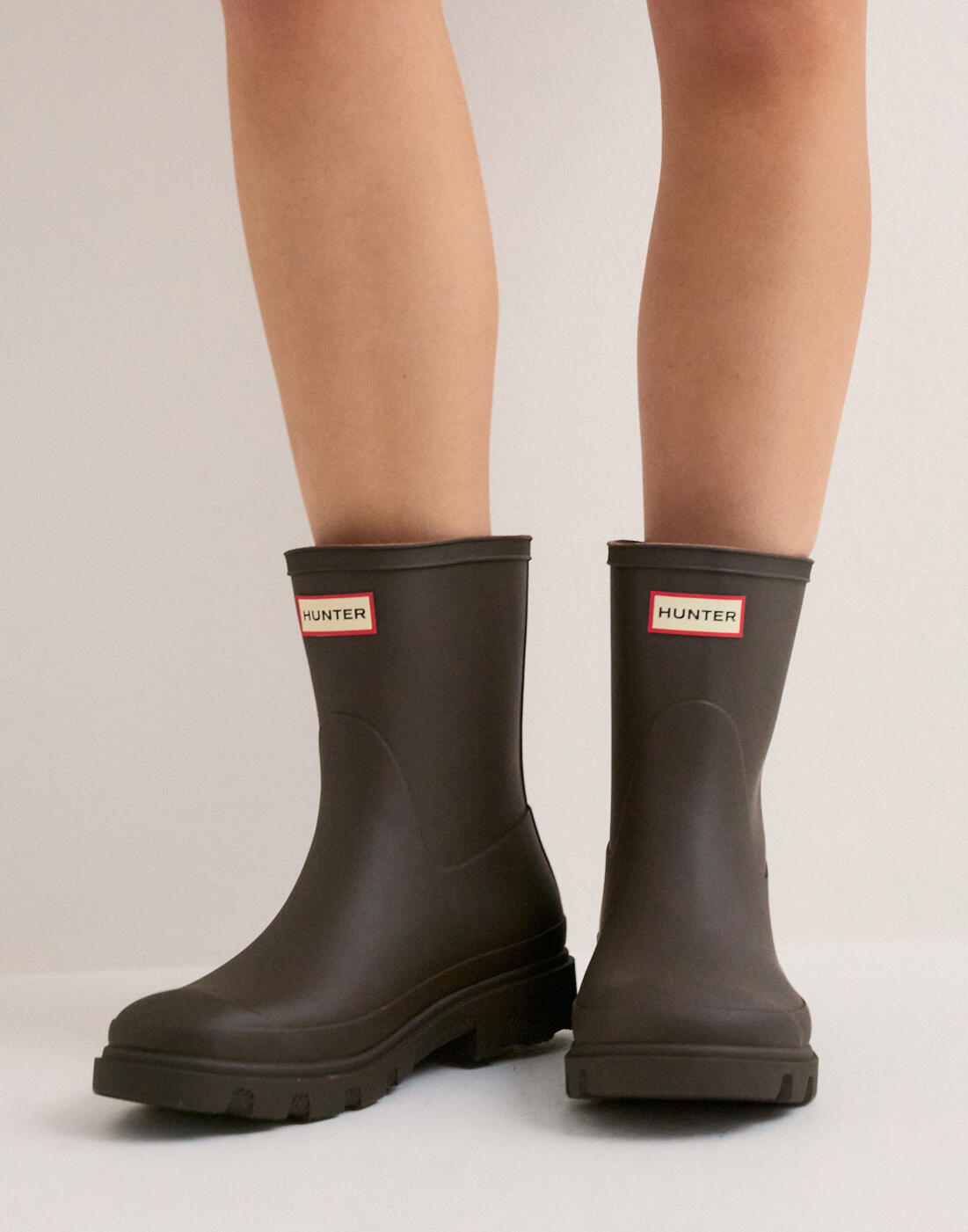 Buy Hunter UNISEX DOWNPOUR SHORT BOOT - Chocolate Brown | Nelly.com