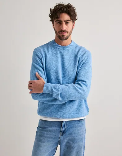 Blå stickad tröja från Selected i bouclé med rund hals