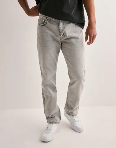 Gråa straight jeans från Woodbird med femficksdesign