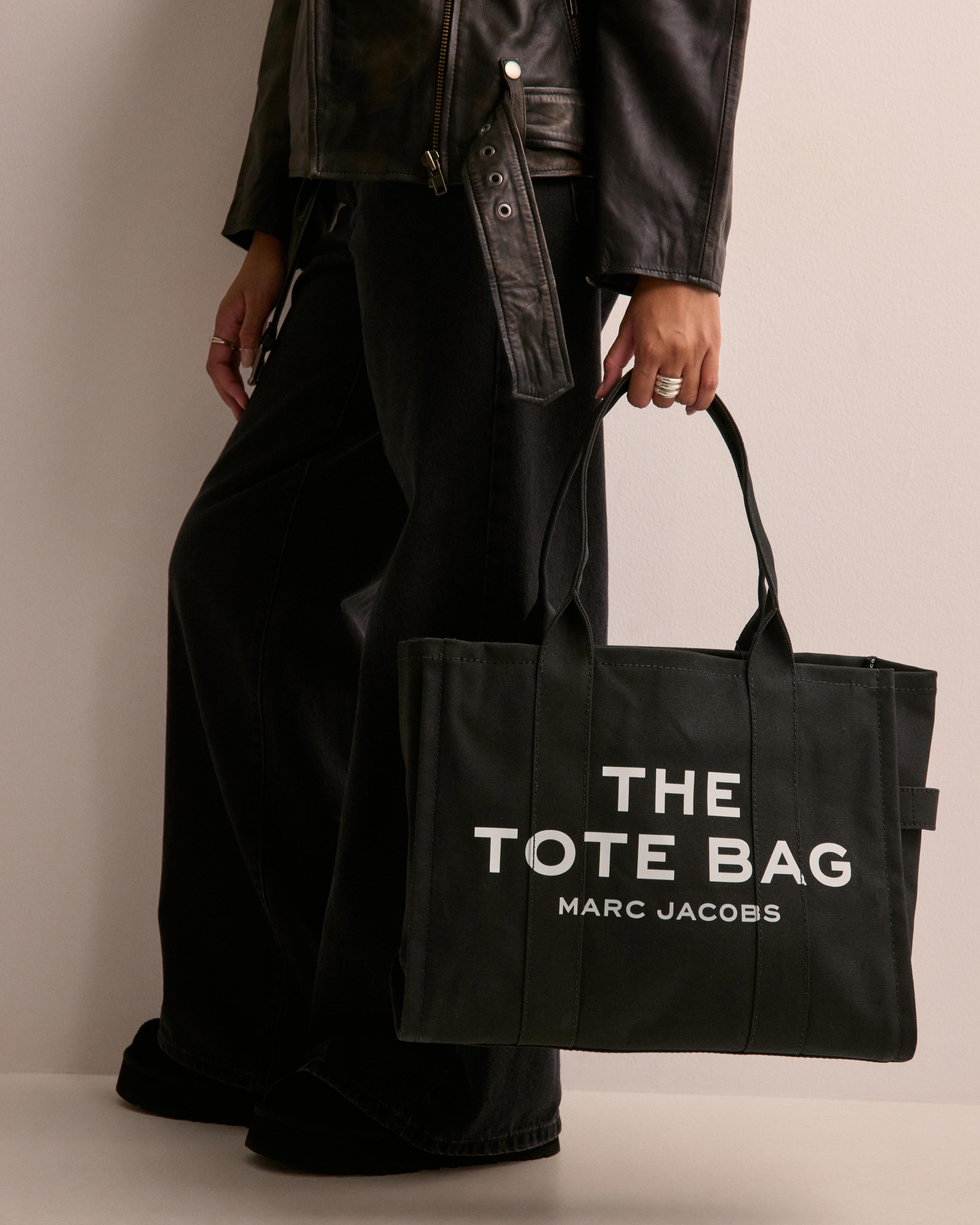 Marc Jacobs The Large Tote Bag | Black | FARFETCH