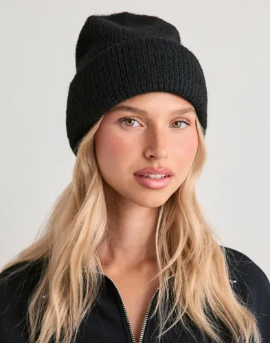 Nelly - Svart - Fuzzy Beanie