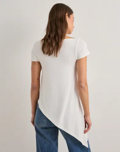 Nelly Asymmetric Flowy Tee t-shirts dam – bild 3