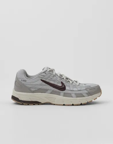 Nike P-6000 grå sneakers med rund tå och logga på sidan
