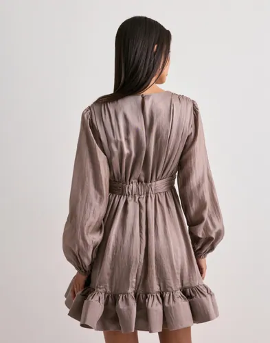 MALINA Jadie V-neck Ruffled Mini Dres korta klänningar dam – bild 3