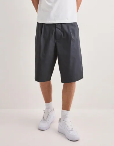 Gråa shorts från ANNARR med tygveck framtill och hällor vid linningen