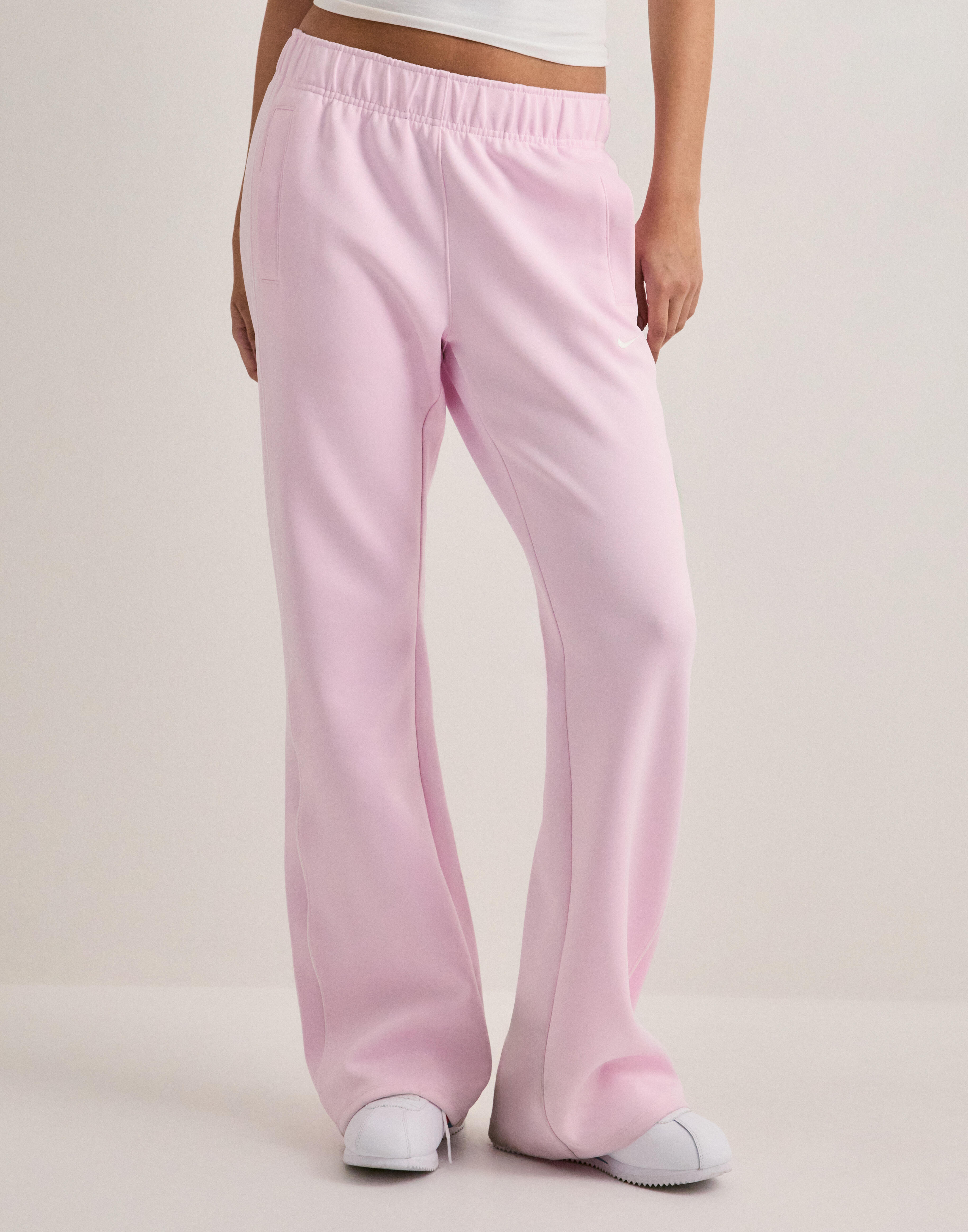 Nike w nsw nk wr mr poly knit pnt i — byxor med fickor från Nelly
