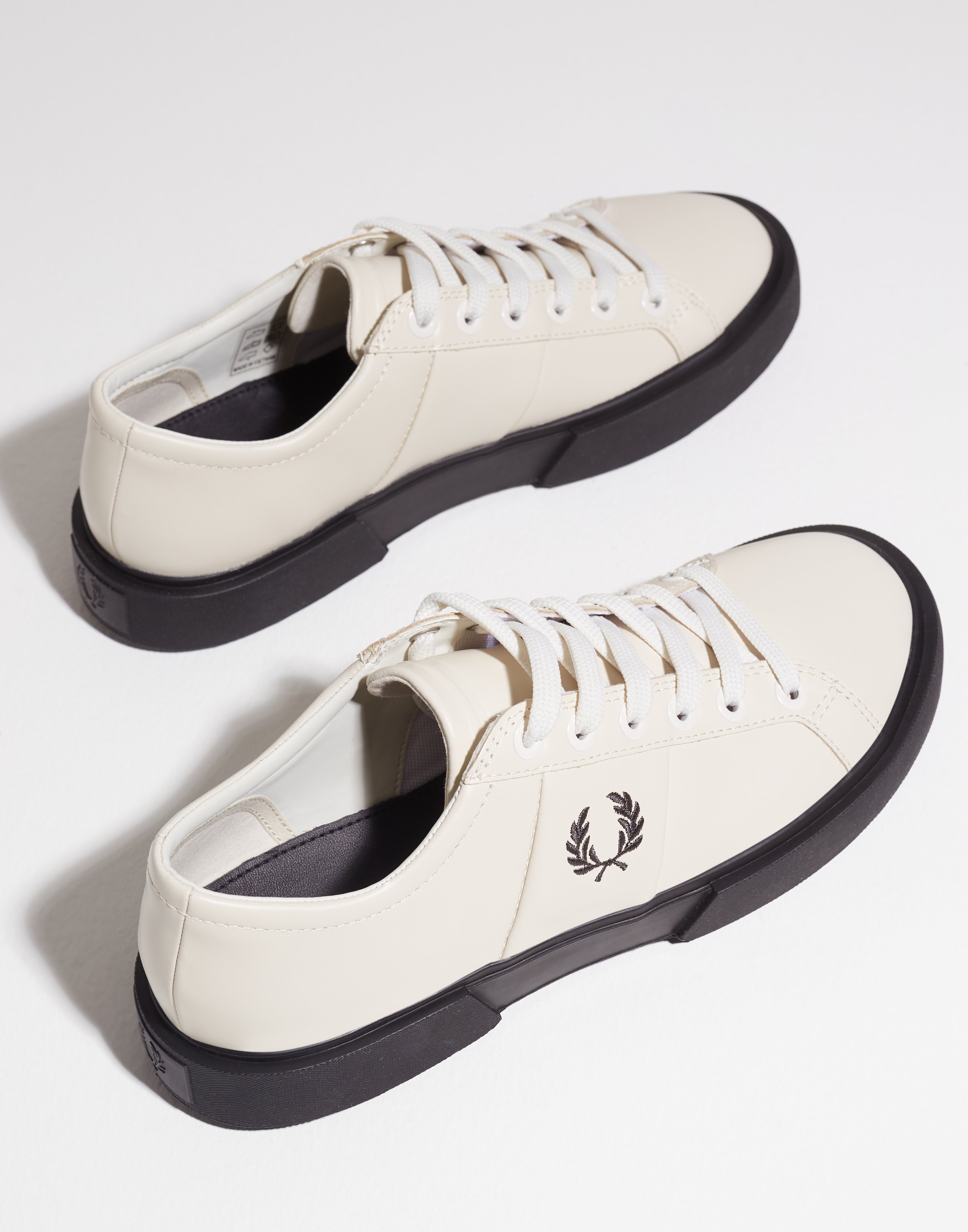 Kjop Fred Perry EXMOUTH LEATHER Porcelain NLYMAN