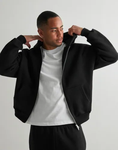 Svart oversized zip-hoodie från Que Sera Sera med magficka