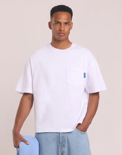 Vit oversizad t-shirt med bröstficka från Qué Sera Sera