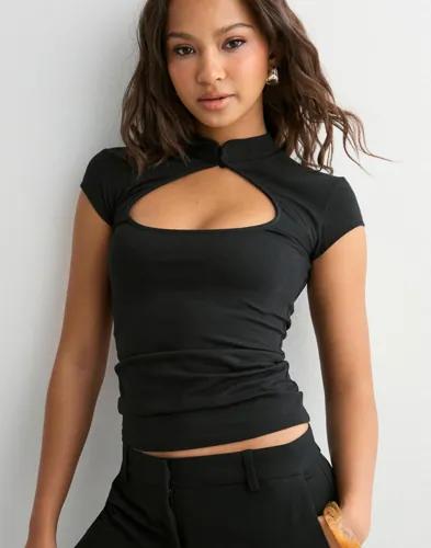 Nelly - Sort - Amazing Keyhole Tee