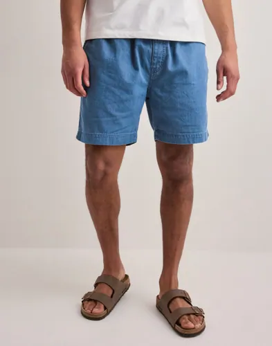 Blå jeansshorts från Gant med dragsko i midjan och sidofickor
