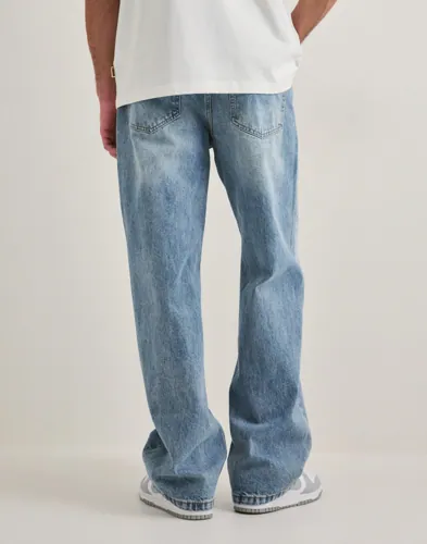 Blå jeans från Woodbird med femficksdesign