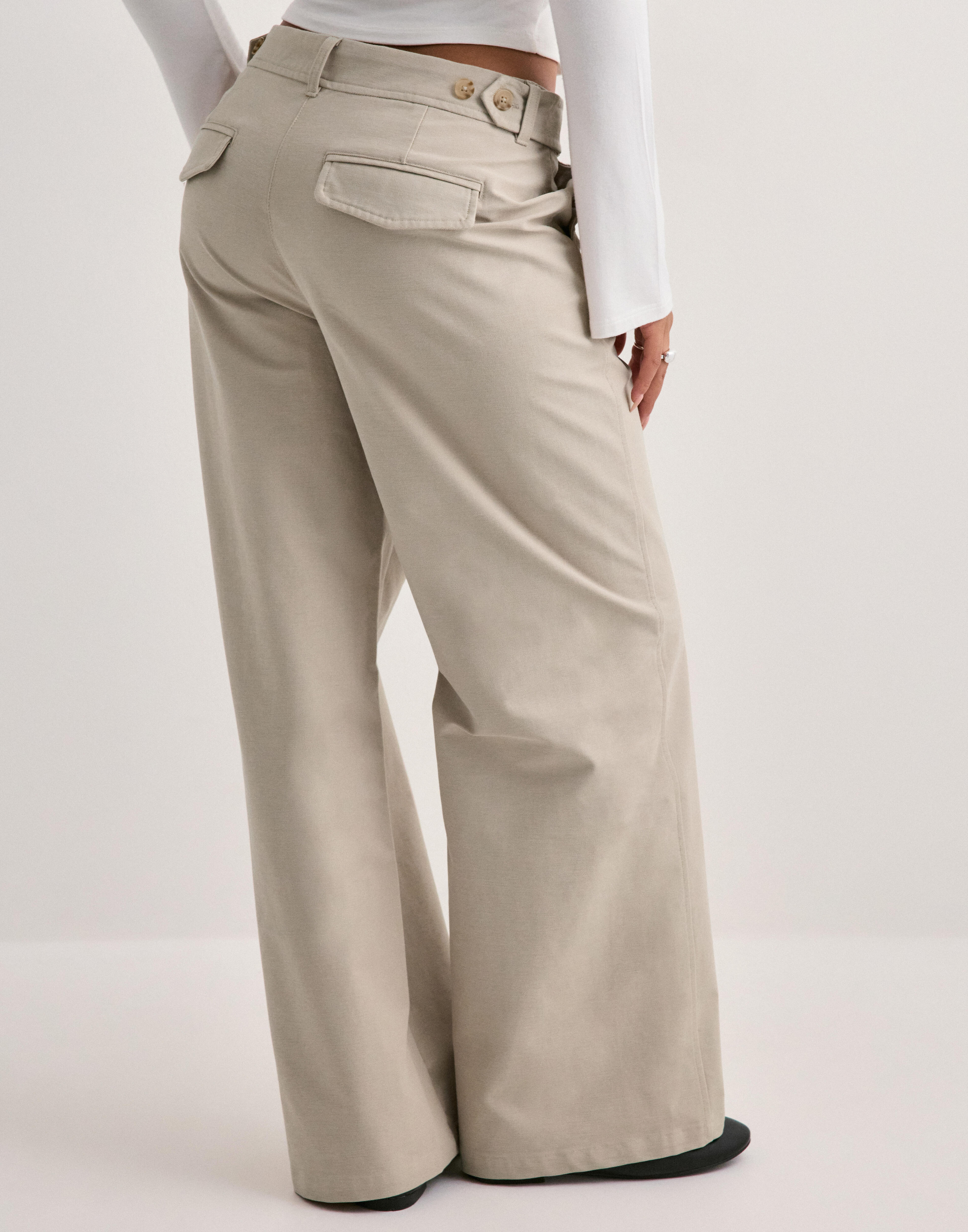 Nelly cargo strap pants i — byxor med fickor från Nelly
