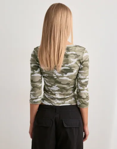 Nelly Camo Half Sleeve Top toppar dam – bild 3